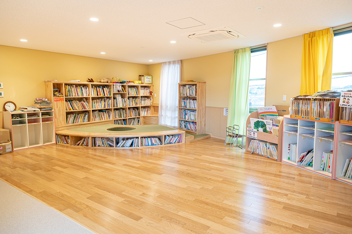 小学校の図書室のような絵本と紙芝居の部屋