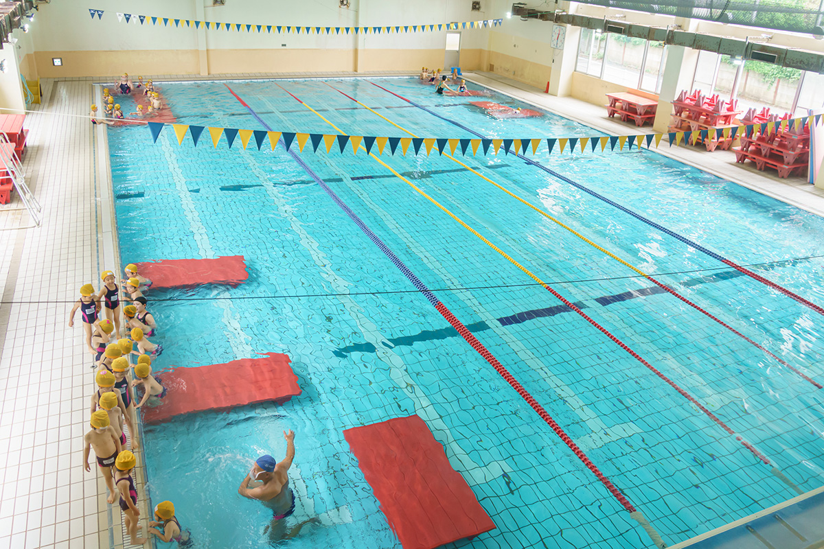 プールは安全・衛生面も万全。日本体育協会公認水泳上級コーチ公認の本格レッスンが受けられる。