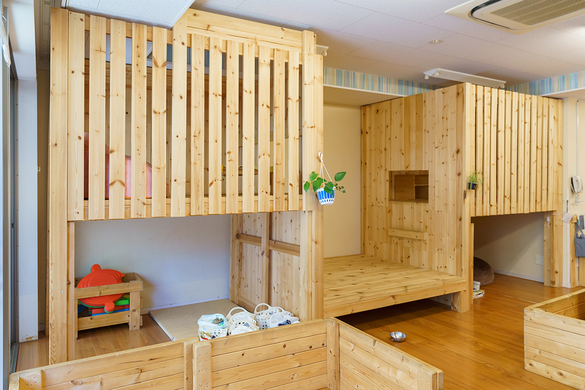 各保育室のロフトはデザインも多彩。平面だけでなく立体空間があることで、子どもの遊びや生活の世界が広がる。