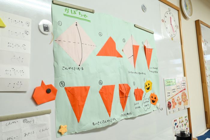 折り紙の折り方を丁寧に解説した壁面。さりげないサポートが子どもの創造力や意欲を育てる。