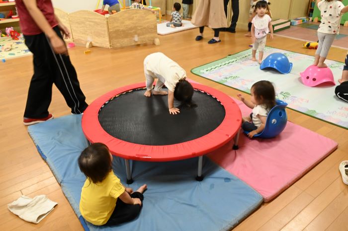 １歳児クラスにも遊具が豊富。楽しく身体を動かしながら感覚運動の発達を促す。