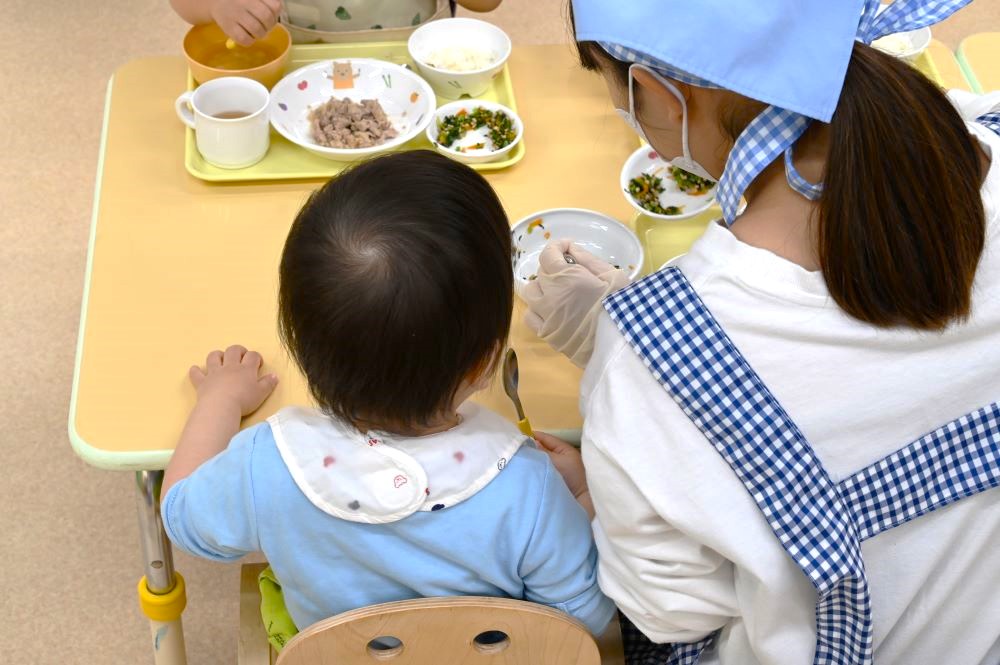 「０～３歳は、心が育つ大切なとき」。ともに生活する大人が一人ひとりに合わせ、きめ細やかなかかわりを大切に。