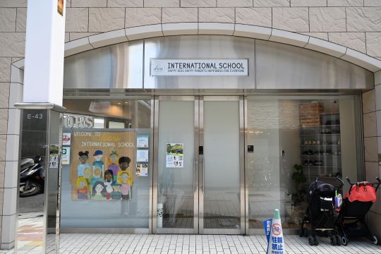 インターナショナルスクールは3-5歳児の企業主導型保育所と幼児・小学生を対象とした英語教室を併設。事業所内保育所の卒園生も多い。