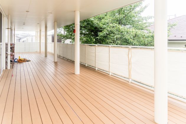 保育室前のテラスはお部屋と同じくらいの広さ!ウッドデッキに屋根もついており風が心地よい。