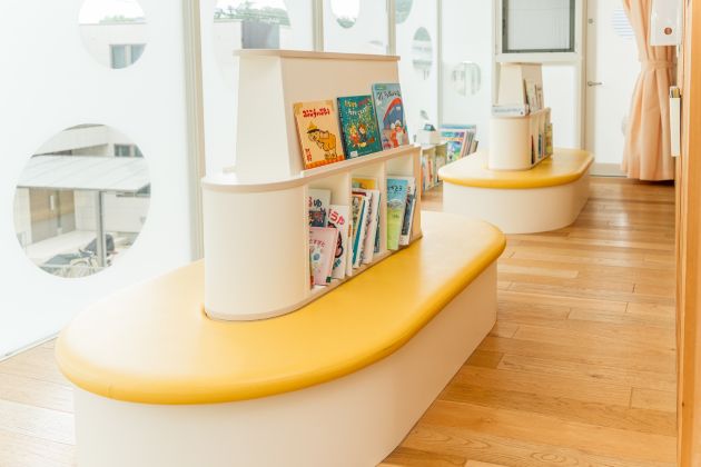 絵本コーナー(園文庫)外の景色を眺めながら、ベンチに座って、大好きな本の世界へ。絵本の貸し出しも。