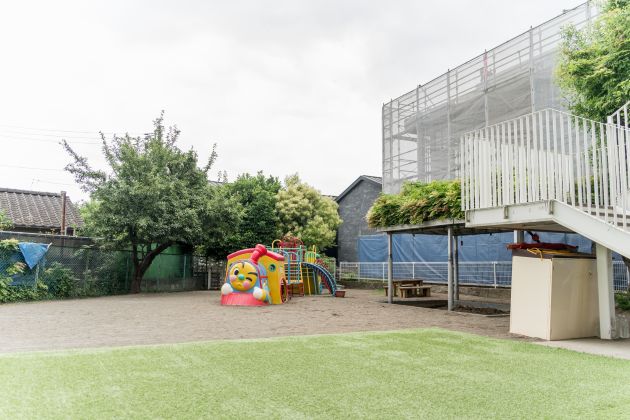 子どもたちが思いっきり走りまわれる広い園庭には大型遊具や砂場なども充実。運動会もここで行われている。