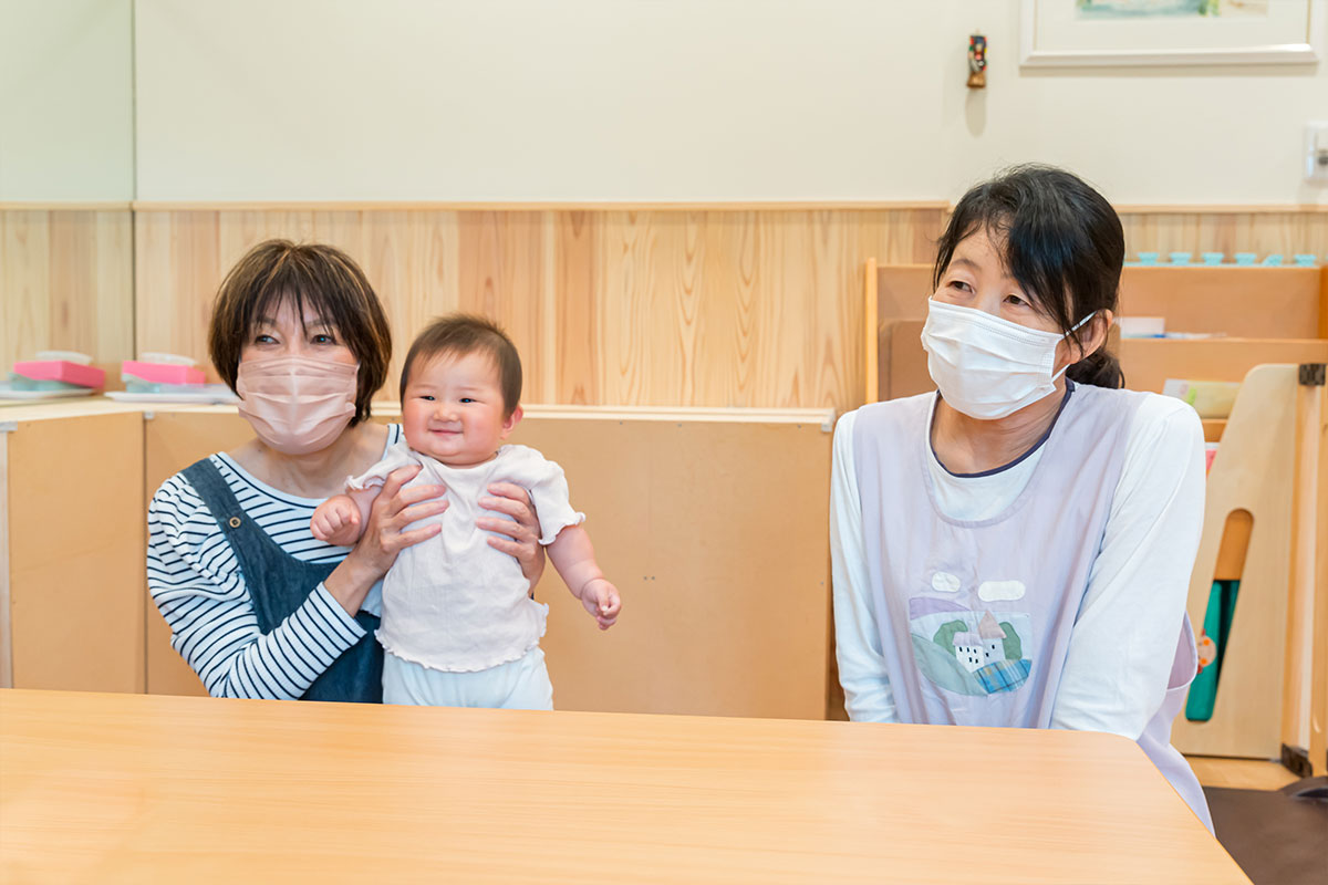 石村代表と内村主任。インタビューには0歳児の女の子も飛び入り参加